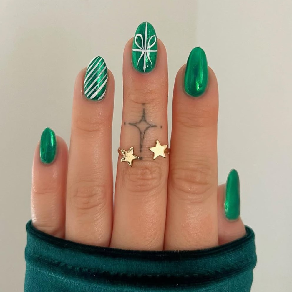 minimalist Christmas nail art