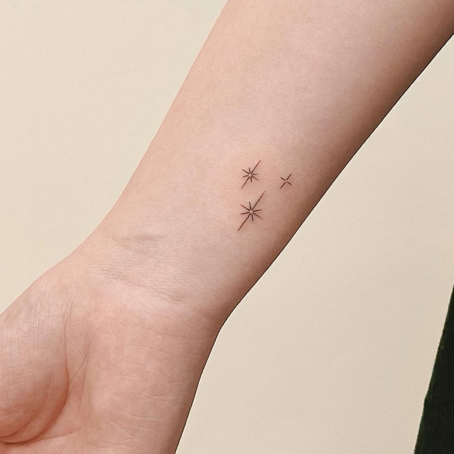 tiny star tattoo