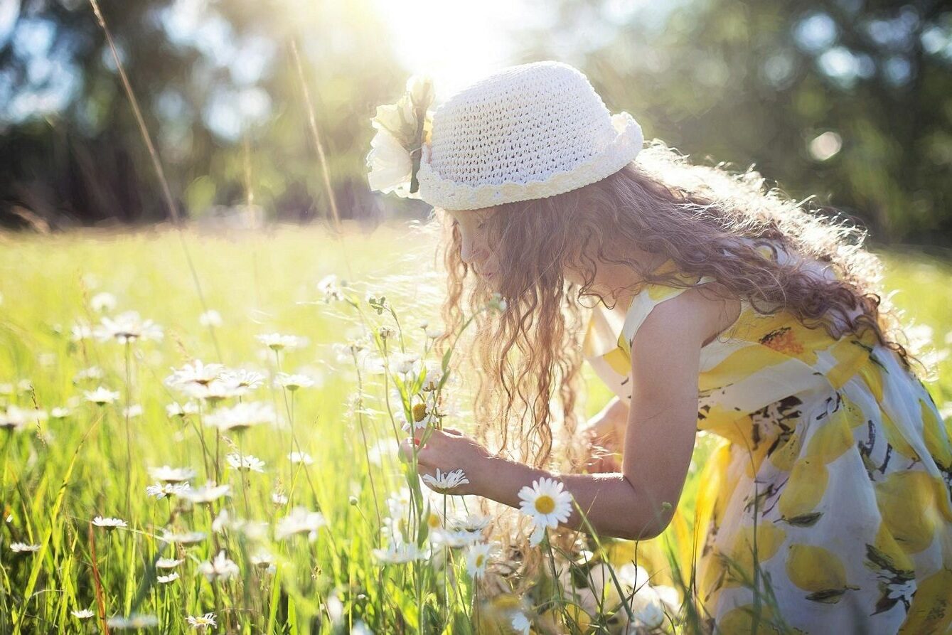 girl picking up the flowers